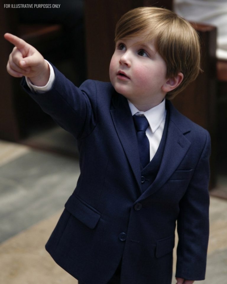 El día de nuestra boda, el hijo de 5 años de mi prometido corrió hacia el altar y gritó: “Papá, ¡tú ya tienes una esposa!” y señaló a una mujer sentada en la última fila