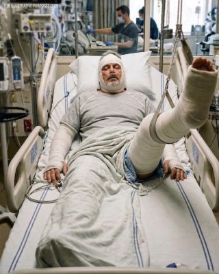 Corrí al hospital para ver a mi esposo después de su accidente automovilístico — Pero una enfermera temblorosa me deslizó una nota: “Te miente, revisa las grabaciones de las 2 a. m.”