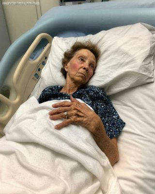 Mi tía le quitó el anillo de diamantes a mi abuela de su dedo en su lecho de muerte – Dos días después del funeral, llegó un paquete que la hizo palidecer