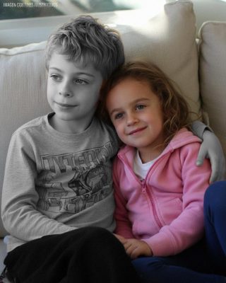 Mi hijo murió, pero mi hija de 5 años dijo que lo vio en la ventana del vecino – Cuando llamé a su puerta, no podía creer lo que veía