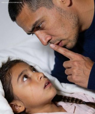—Papá… me duele tanto la espalda que no puedo dormir. Mamá me dijo que no te lo contara.