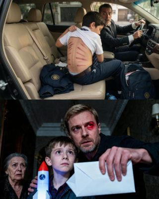 El niño del millonario me mostró su espalda — y la verdad fue peor-iwachanNo crucé ese portón como chófer.  Crucé como el único adulto que ya no podía mirar hacia otro lado.  Cuando la camioneta se detuvo frente a la mansión, Mateo seguía en silencio detrás de mí. Las rejas negras se abrieron despacio. Dos guardias nos miraron entrar sin sospechar nada.    Apreté el volante una última vez y tomé la decisión.  No iba a dejarlo solo esa noche.  Estacioné frente a la entrada principal y me giré hacia él.  “Mateo, escúchame. No vas a subir solo.”  Sus ojos se abrieron de golpe.  “Ella se va a enojar.”  “Que se enoje.”  Negó con la cabeza, aterrorizado.  “Si dice que me porté mal, mi papá le cree.”  Eso fue lo que más me dolió. No los golpes. No las marcas. Sino la certeza con la que ese niño creía que nadie iba a elegirlo a él.  Salí del vehículo, rodeé la camioneta y le abrí la puerta. Mateo bajó despacio. Apenas apoyó los pies en el suelo, hizo un gesto de dolor y me confirmó lo que ya sabía.  Aquello no había pasado una vez.  Llevaba tiempo.  Entramos juntos. El mármol del recibidor brillaba bajo la lámpara enorme del techo. Todo olía a flores frescas y cera de muebles. La casa perfecta. La familia perfecta. La mentira perfecta.  Claudia, el ama de llaves, fue la primera en vernos. Era una mujer de unos sesenta años, pelo recogido siempre en un moño apretado, delantal impecable y una costumbre extraña: jamás levantaba la voz, pero veía todo.  Miró a Mateo. Luego me miró a mí.  No hizo preguntas tontas.  “¿Qué pasó?” preguntó en voz baja.  “Necesito ver al señor Alejandro. Ahora.”  Claudia bajó la mirada a la forma en que Mateo se encorvaba al estar de pie. Su expresión cambió apenas, pero cambió.  “Está en el despacho con la señorita Valeria.”  Sentí el pulso en la garganta.  “Entonces mejor.”  Claudia entendió al instante que aquello iba en serio.  “Yo me quedo con el niño si hace falta.”  “No,” dije. “Tiene que estar conmigo.”  Mateo me agarró la manga del saco con dos dedos. Un gesto pequeño. Casi invisible.  Pero lo sentí como si me hubiera puesto en las manos toda su vida.  Subimos por el pasillo largo del primer piso. Cada paso sonaba demasiado fuerte sobre el suelo pulido. Frente a la puerta del despacho, me detuve un segundo.  Dentro se oían dos voces.  La de Alejandro, tranquila. La de Valeria, suave, casi musical.  Quise derribar la puerta.  Toqué una vez y entré sin esperar respuesta.  Alejandro levantó la vista, molesto.  “Rafael, ¿qué significa esto?”  Valeria estaba junto al bar, con una copa en la mano. Perfecta. Serena. Como si el mundo entero fuera una sala puesta a su medida.  “Mateo llegó lastimado,” dije.  Valeria ni parpadeó.  “Se cayó en la escuela,” respondió antes de que yo siguiera.  Mentía con una facilidad monstruosa.  Alejandro frunció el ceño y miró a su hijo.  “¿Te caíste?”  Mateo bajó la cabeza al instante.  Ahí lo vi claro.  No le tenía miedo a la verdad. Le tenía miedo a ella.  Di un paso al frente.     “No se cayó.”  Valeria me miró por primera vez con esa frialdad que algunas personas esconden debajo de una sonrisa bonita.  “Creo que estás olvidando cuál es tu lugar.”  “Mi lugar,” le respondí, “es al lado del niño al que usted le pegó con un cinturón.”  El despacho quedó congelado.  Alejandro dejó el vaso sobre la mesa.  “¿Qué acabas de decir?”  Valeria soltó una risa corta, incrédula.  “Esto es absurdo.”  Pero yo ya no estaba hablando con ella.  “Señor, su hijo tiene la espalda llena de marcas. Viejas y nuevas. No son de una caída. Él me lo dijo en el coche.”  Alejandro miró a Mateo otra vez. Esta vez de verdad.  No como un padre distraído.  Como un hombre que de pronto comprende que algo terrible ha estado ocurriendo dentro de su propia casa.  “Mateo,” dijo, con la voz quebrada, “mírame.”  El niño no podía.  Valeria se acercó un paso.  “Cariño, dile a tu papá que estás confundido.”  Mateo se estremeció entero.  Ese gesto bastó.  Alejandro lo vio. Claudia, que ya se había quedado cerca de la puerta, también.  Y yo entendí que no era la primera vez que alguien sospechaba.  Solo era la primera vez que alguien se atrevía a romper el guion.  “Enséñale,” le dije a Mateo, despacio. “Solo si quieres.”  Valeria cambió el tono.  “Mateo, no hagas un drama.”  Entonces Claudia habló, sin moverse de la puerta.  “La semana pasada la camisa del niño tenía sangre en el cuello.”  Valeria giró la cabeza hacia ella con una furia helada.  “Cállate.”  Claudia no se calló.  “Y hace tres meses escuché llorar al niño en el ala este. Usted dijo que eran pesadillas.”  Ahí se rompió algo.  No en la casa.  En Alejandro.  Mateo, temblando, se levantó la parte de atrás de la camisa.  No hizo falta más.  Alejandro dio un paso atrás como si lo hubieran golpeado a él. Se llevó una mano a la boca. No podía apartar la vista de la espalda de su hijo.  “Dios mío.”  Valeria dejó la copa en la barra con demasiado cuidado. Ese tipo de cuidado que usa la gente cuando ya está calculando la salida.  “No es lo que parece.”  Alejandro se volvió hacia ella.  “¿Qué parte no parece lo que es?”  Ella cambió rápido. Negación. Excusa. Culpa compartida.  “Es un niño difícil. Manipula. Se golpea. Miente. Tú nunca estás y alguien tiene que poner límites.”  Mateo empezó a llorar sin hacer ruido.  Image  Ese llanto silencioso me desgarró más que cualquier grito.  Porque un niño solo aprende a llorar así cuando ya entendió que su dolor molesta.  “No vuelvas a hablarle,” le dije.  Valeria me ignoró y fue directo a Alejandro.  “Sabes cómo es esto. La prensa. Tu apellido. Si armas un escándalo por una mala interpretación, nos destruyes.”  Y ahí estaba el verdadero corazón del problema.  No era solo crueldad.  Era comodidad. Poder. Imagen. Años de puertas cerradas, gente bien pagada y silencios bien entrenados.  Alejandro tomó el teléfono que tenía sobre el escritorio. Pensé que llamaría a seguridad. Pensé que me echaría de la casa.  En vez de eso, marcó al abogado de la familia.  “No vengas,” le dijo cuando respondió. “Consígueme a la policía y a un médico. Ahora.”  Valeria perdió el color.  “Alejandro, piénsalo.”  “Llevo demasiado tiempo sin pensar,” respondió.  Luego miró a Claudia.  “Llama a la pediatra de Mateo. Y a una fotógrafa forense, si pueden traer una.”  No era un hombre acostumbrado a improvisar.  Era un hombre acostumbrado a controlar daños.  Y por primera vez, el daño no iba a taparse.  Valeria intentó acercarse a Mateo, pero yo me interpuse.  “Ni un paso más.”  Me sostuvo la mirada como si aún creyera que podía doblar la realidad con su voz.  “Te arrepentirás de esto.”  “No tanto como usted.”  Minutos después, dos agentes llegaron con una médica de guardia. La casa ya no parecía una mansión. Parecía una escena del crimen escondida detrás de jarrones caros.  La doctora revisó a Mateo en una habitación privada, con Claudia a su lado y yo afuera de la puerta. Desde el pasillo oía el murmullo de la médica, el roce de guantes, el llanto ahogado del niño.  Cada sonido se me quedó clavado.  Uno de los agentes tomó mi declaración. Le conté todo. Lo que vi esa tarde. Lo que él me dijo. Lo que observé durante meses.  Claudia también habló. Dijo que había querido denunciar antes, pero no tenía pruebas y temía que la echaran antes de sacar al niño de allí. No la juzgué.  El miedo también se organiza.  A veces usa uniforme.  A veces usa delantal.  A veces usa anillo de compromiso.  Cuando la doctora salió, traía el rostro tenso.  “Hay lesiones recientes y antiguas,” dijo. “Esto es sostenido. No accidental.”  El agente asintió y fue directo al despacho.  Valeria seguía allí, sentada muy erguida, como si aún esperara que alguien recordara su apellido, su vestido, su papel en las revistas.  Le leyeron sus derechos frente al mismo ventanal donde minutos antes tomaba vino.  No gritó.  No se quebró.  Solo buscó a Alejandro con la mirada, esperando que él la salvara una última vez.  Él no lo hizo.  Cuando se la llevaron, pasó junto a mí y murmuró:  “Esto no termina aquí.”  Puede que tuviera razón.  Pero para ella sí terminaba una cosa.  Image  La impunidad.  Esa noche, Alejandro se quedó sentado en la cocina, no en el despacho. Sin saco. Sin teléfono. Sin esa armadura invisible que usan los hombres poderosos para no tocar el desastre.  Mateo estaba arriba, dormido por fin, después de que la doctora le limpiara las heridas y le diera algo para el dolor. Claudia no quiso separarse de él.  Yo tampoco quería irme, pero no sabía si me correspondía quedarme.  Alejandro me pidió que me sentara.  Tardó mucho en hablar.  “Lo vi cambiar,” dijo al fin. “Lo vi apagarse. Y elegí creer las explicaciones fáciles.”  No respondí.  Porque tenía razón.  “Yo la metí en esta casa.”  “Sí,” dije.  Me miró como si esperara una mentira piadosa. No se la di.  “Pero hoy también fue usted quien la sacó.”  Se cubrió los ojos con una mano.  “Eso no borra nada.”  “No.”  La verdad no cura por sí sola.  La verdad apenas abre la puerta. Luego hay que entrar y hacerse cargo de todo lo que dejó pudriéndose adentro.  A la medianoche llegaron dos especialistas en protección infantil. Hablaron conmigo, con Claudia y con Alejandro. Explicaron el protocolo. Mateo no podía quedarse sin seguimiento. Habría entrevistas, evaluaciones, medidas cautelares.  Alejandro firmó todo sin mirar los papeles dos veces.  Yo me ofrecí a declarar nuevamente cuando hiciera falta.  También me ofrecí para algo más.  “Si Mateo quiere, puedo seguir llevándolo a la escuela cuando esto pase. Solo si él quiere.”  Alejandro asintió, pero la respuesta importante no era la suya.  A la mañana siguiente, cuando el sol entró por las ventanas de la cocina, Mateo bajó con una sudadera ancha y caminó directo hacia Claudia. Luego me miró a mí.  “¿Usted va a volver?”  No pude hablar por un segundo.  “Sí,” le dije. “Si tú quieres, sí.”  Me sostuvo la mirada, como si estuviera probando si esa promesa se rompía fácil o no.  Luego asintió.  Fue un gesto pequeño.  Pero esa vez no estaba lleno de miedo.  Dos semanas después, Valeria ya enfrentaba cargos. La prensa descubrió el caso de todos modos. Hubo titulares, cámaras afuera, rumores, basura. La familia Herrera dejó de parecer intocable. Y tal vez eso era necesario.  Porque algunas casas solo dejan entrar el aire cuando alguien rompe una ventana.  Mateo empezó terapia. Claudia se convirtió en su punto de calma. Alejandro cambió horarios, canceló viajes y por primera vez aprendió la rutina completa de su hijo: qué cereal prefiere, qué dibujo repite, qué ruido hace cuando tiene miedo en la noche.  No era redención.  Era trabajo.  Del duro.  Del que llega tarde, pero tiene que sostenerse todos los días.  Yo seguí llevándolo a la escuela. Las primeras veces casi no habló. Después empezó con cosas pequeñas. Un examen. Un compañero pesado. Un gol en educación física.  Una mañana, antes de bajar del auto, me dijo:  “Ya no me duele tanto.”  No supe si hablaba de la espalda.  Quizá él tampoco.  Lo vi entrar por la puerta de la escuela con la mochila bien puesta y los pasos un poco más firmes. No era un final perfecto. Esos no existen.  Pero era un comienzo limpio. Y a veces eso ya es enorme.  Meses después, cuando pensé que al fin todo estaba entrando en calma, Claudia me llamó una noche y me dijo que había llegado una carta sin remitente a la casa.  Venía dirigida a Mateo.  Y dentro solo había una frase.