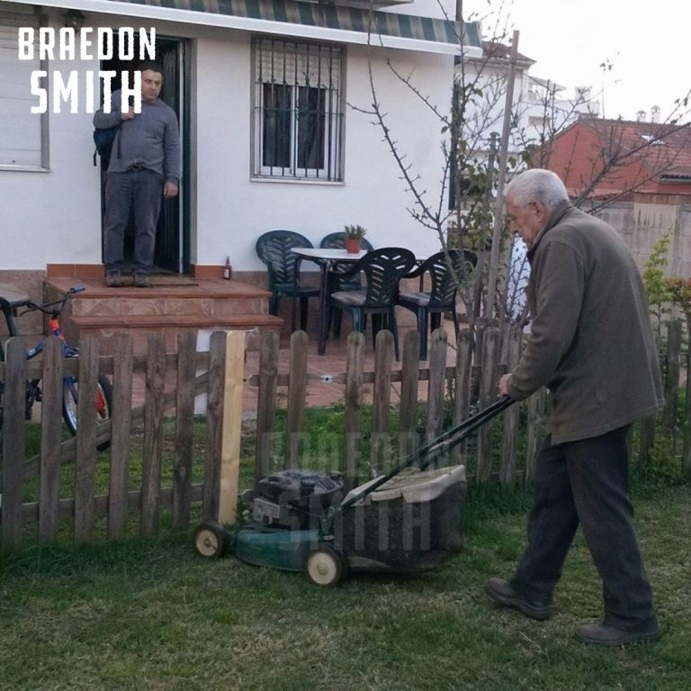 El vecino callado que arregló mi patio y nos devolvió algo más grande